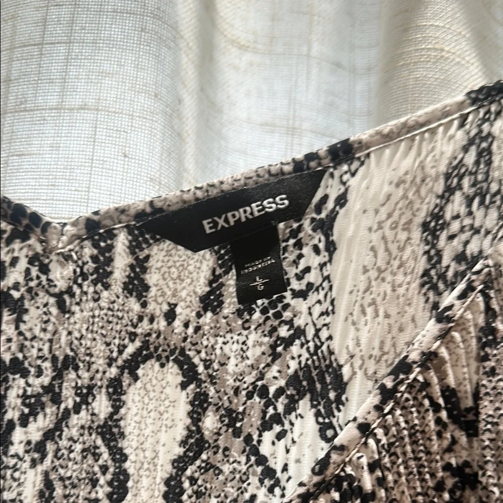 Express Pleated Snake Pattern Cami Top - Picture 2 of 4